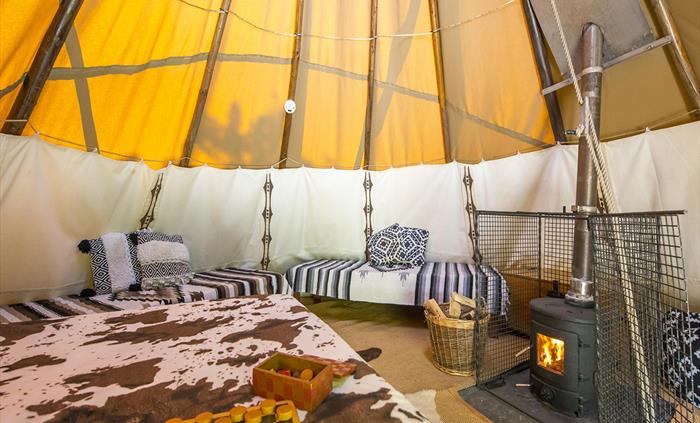 There is a chest full of extra blankets, a two ringed gas camping stove and all of your cooking equipment – pans, plates, kettle, mugs and cutlery. Li